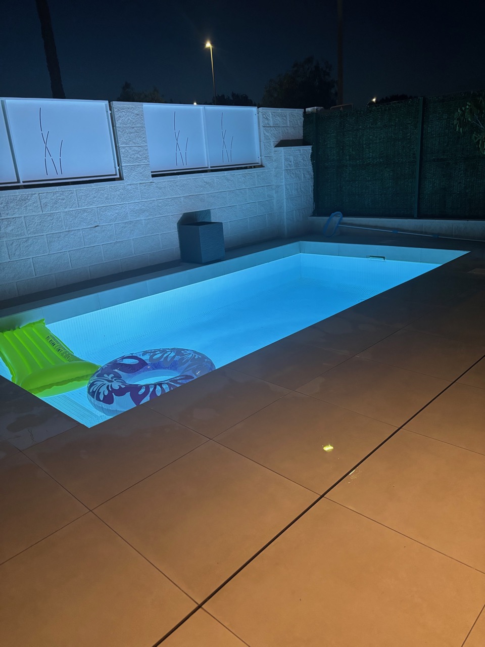 Pool bei Nacht